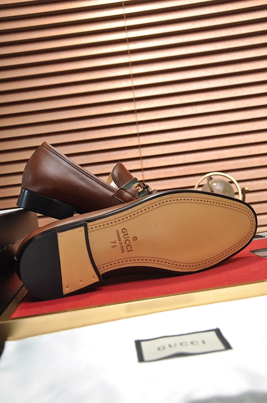 Men's shoes💰500💶Italy's top luxury men's shoe giant (GUCCI) (Gucci) (full cowhide lining) new arrival🍃Original European style🔰 Pleasant to the eye😍In order to make the shoes more durable and non-deformable🌀The production continues to follow traditional methods but there is still no lack of innovation💪Choose original sheepskin for the leather♻️ Smooth and natural And extra bright ⭐Made of imported cowhide, the first choice of rich people 38-45 (45 customized)